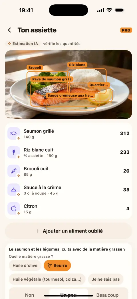 L'écran Ton assiette : une photo de saumon et riz analysée, avec l'étiquette Estimation IA